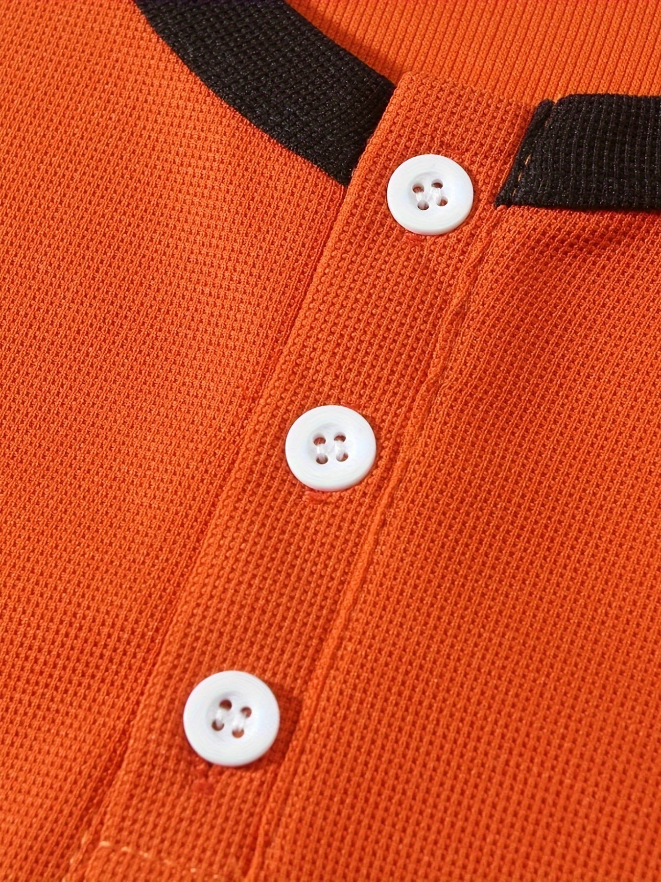 تي شيرت رجالي بأكمام طويلة ورقبة دائرية بقصة ضيقة مع نصف زر