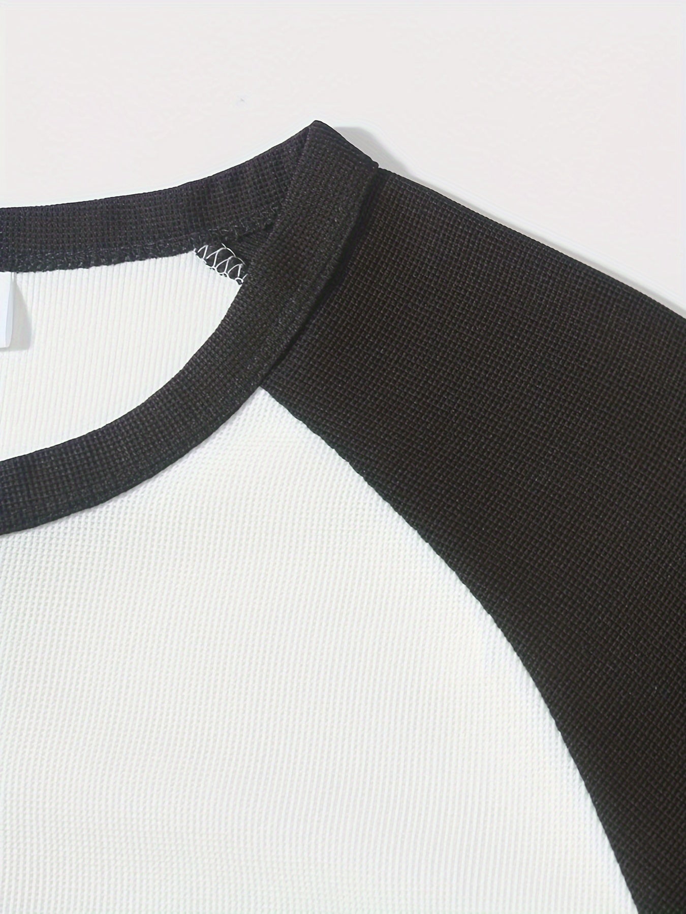 تي شيرت رجالي بأكمام طويلة ورقبة دائرية بقصة ضيقة مع نصف زر