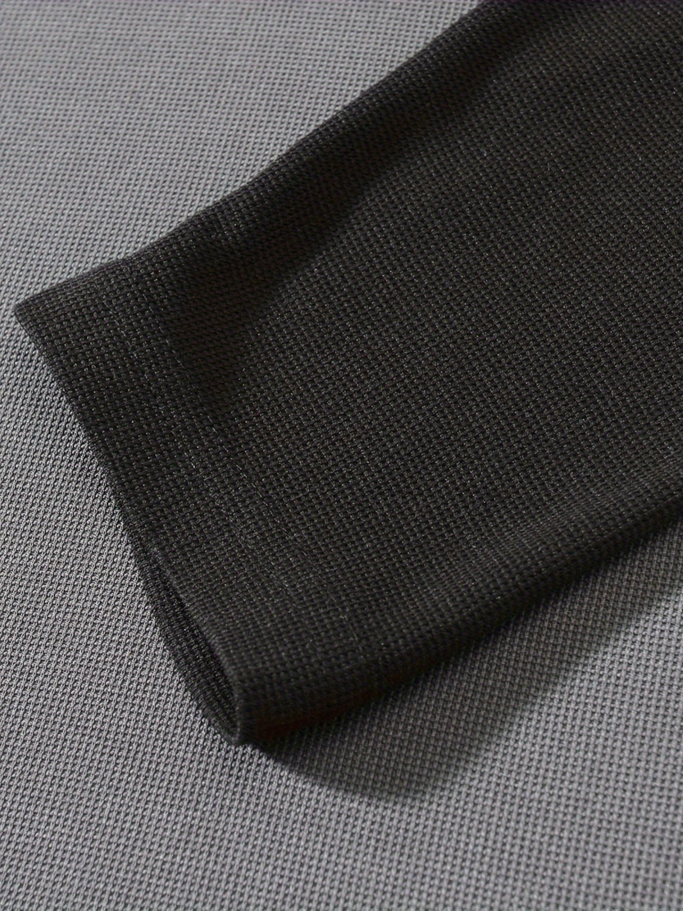 تي شيرت رجالي بأكمام طويلة ورقبة دائرية بقصة ضيقة مع نصف زر