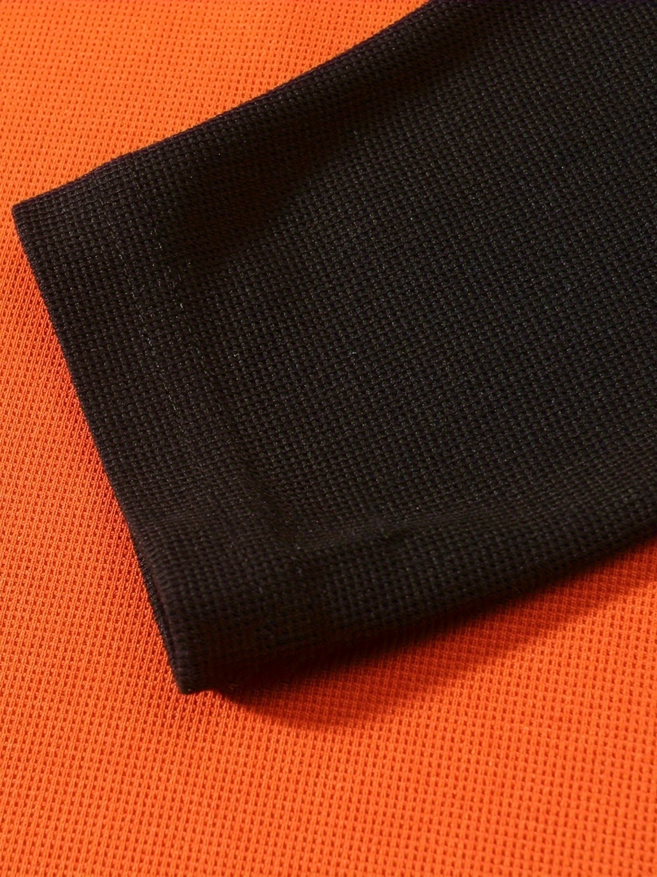 تي شيرت رجالي بأكمام طويلة ورقبة دائرية بقصة ضيقة مع نصف زر