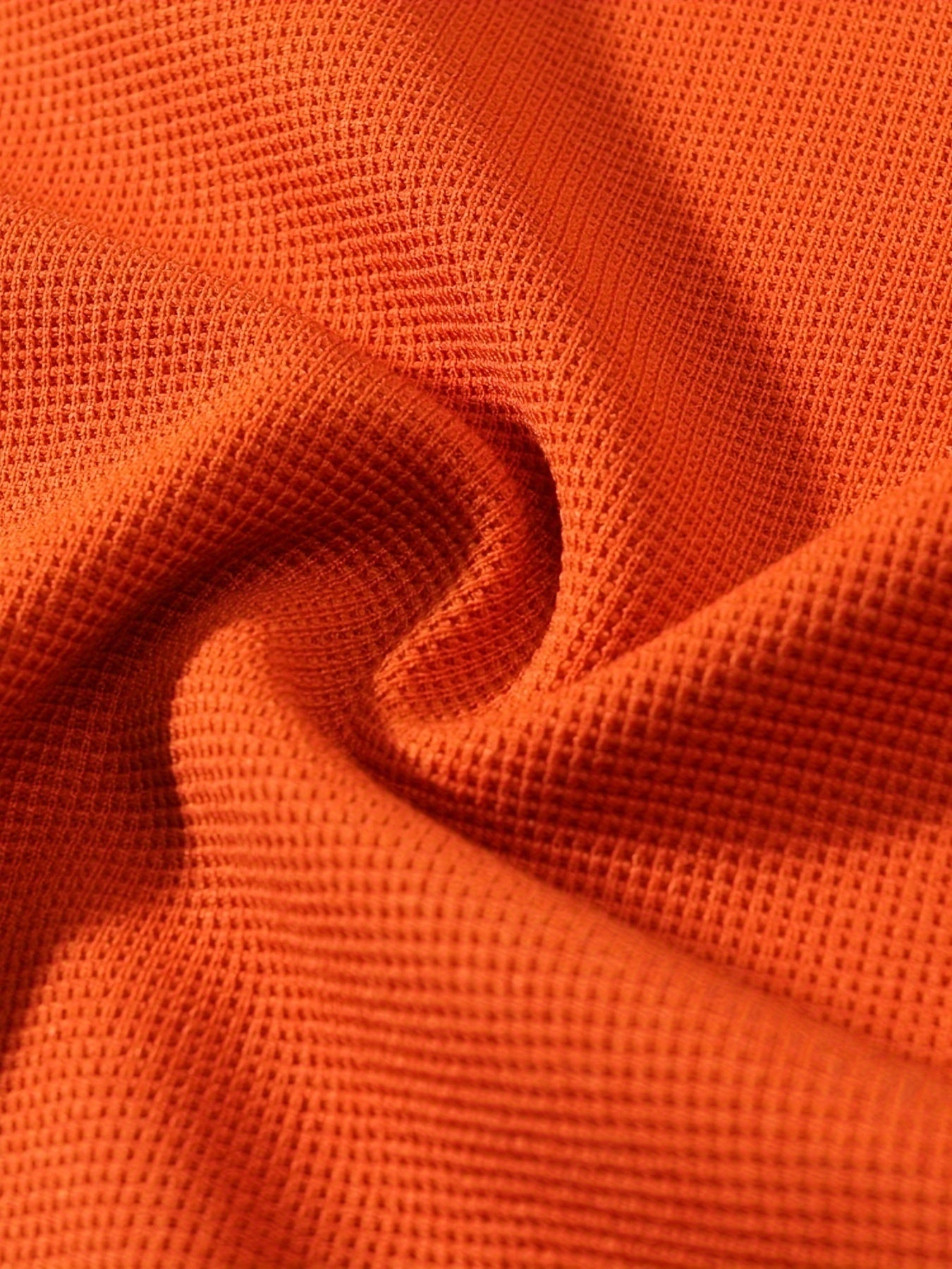 تي شيرت رجالي بأكمام طويلة ورقبة دائرية بقصة ضيقة مع نصف زر