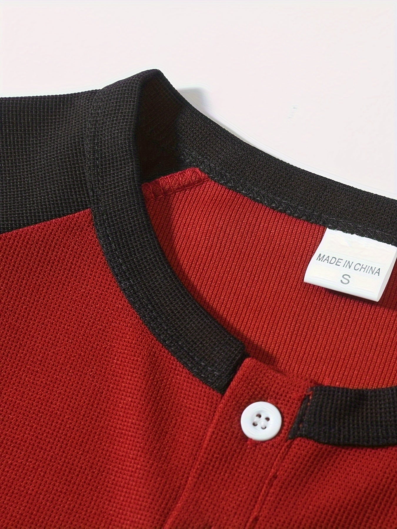 تي شيرت رجالي بأكمام طويلة ورقبة دائرية بقصة ضيقة مع نصف زر