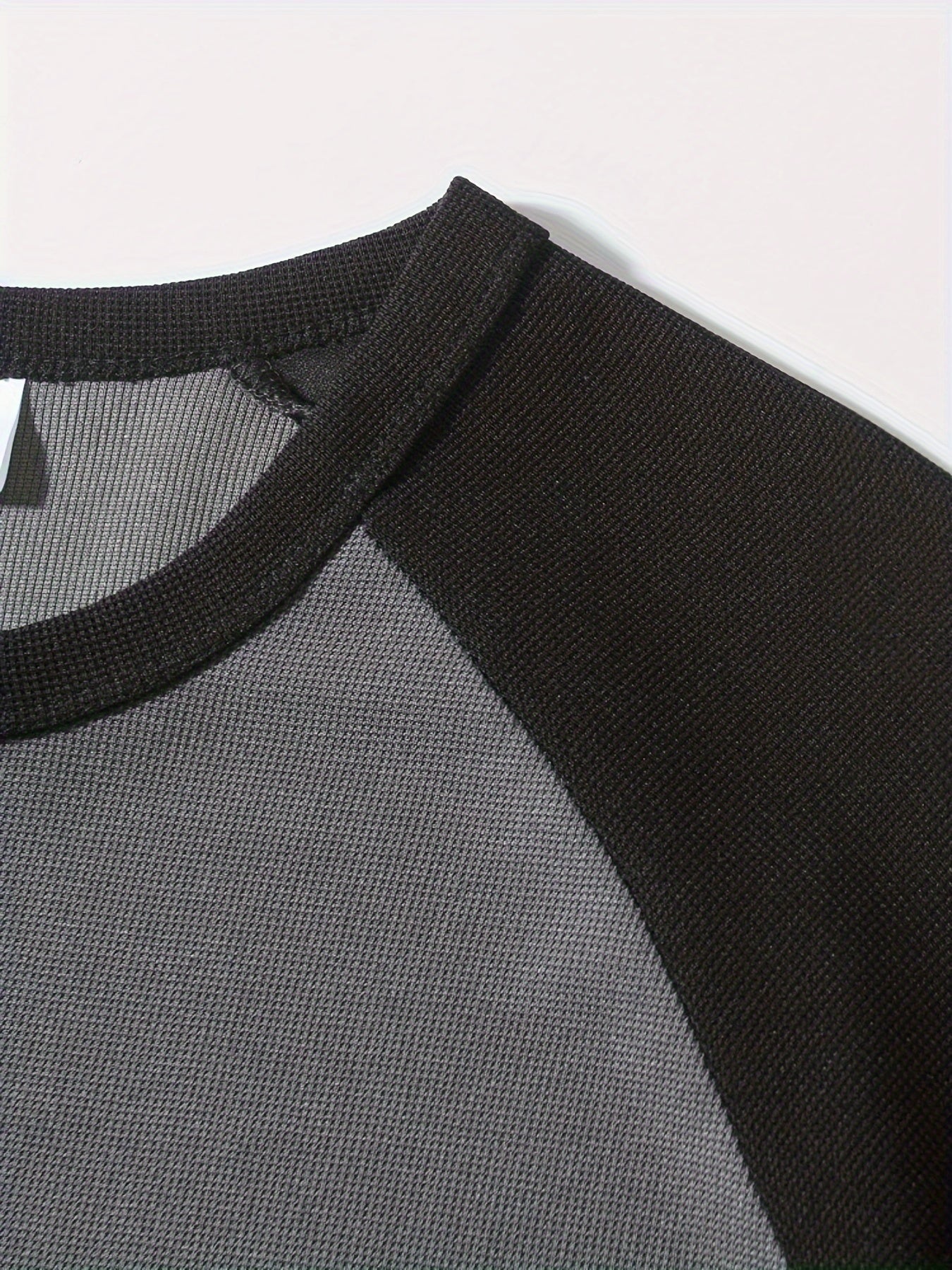 تي شيرت رجالي بأكمام طويلة ورقبة دائرية بقصة ضيقة مع نصف زر