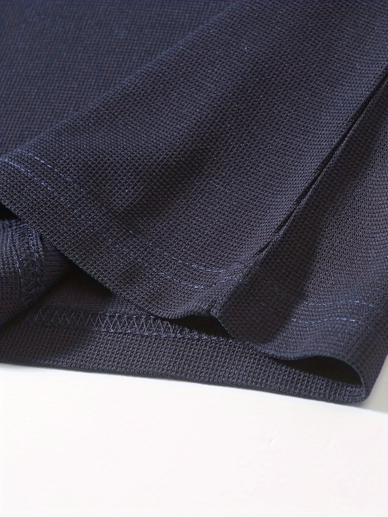 تي شيرت رجالي بأكمام طويلة ورقبة دائرية بقصة ضيقة مع نصف زر