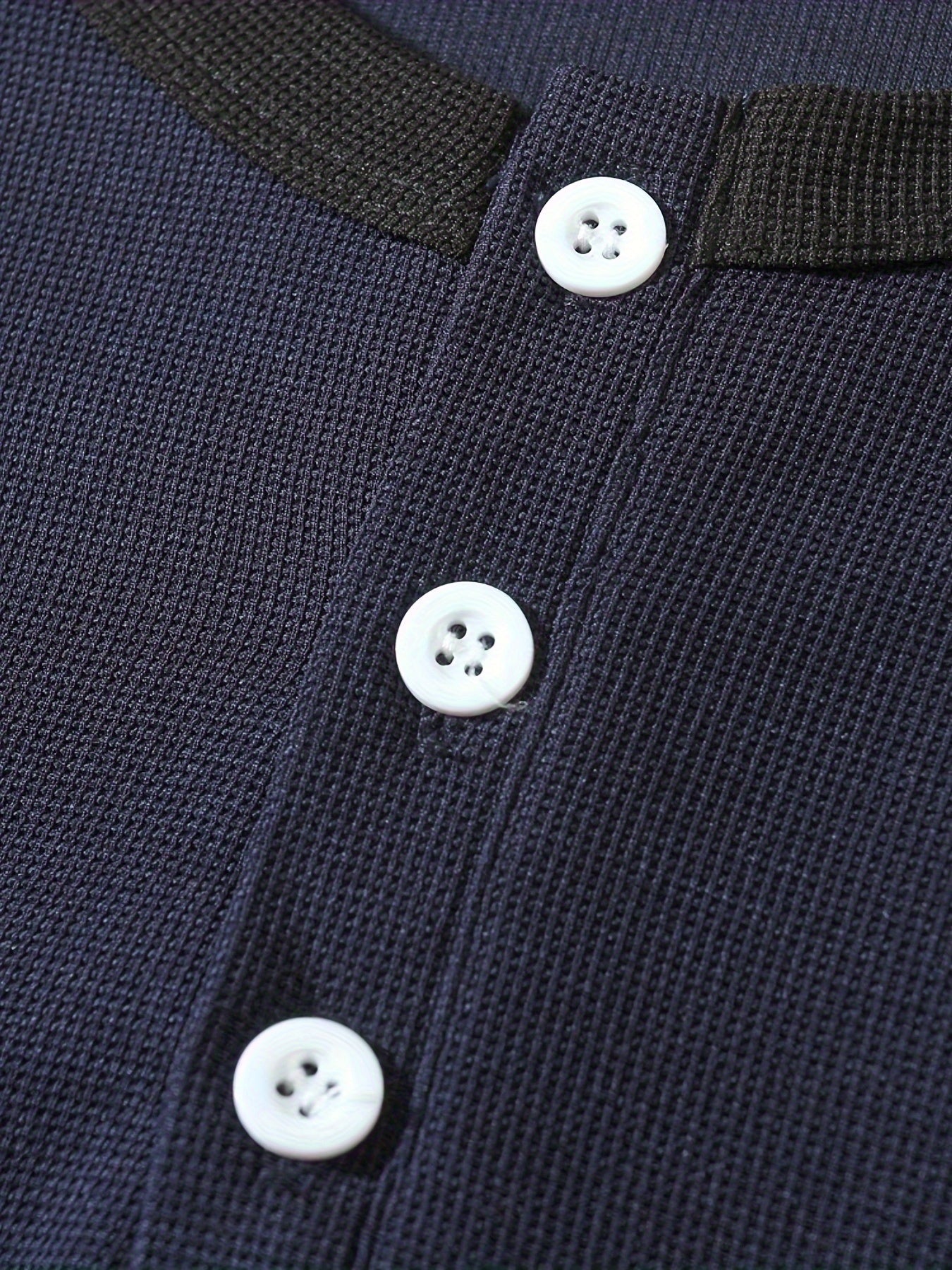 تي شيرت رجالي بأكمام طويلة ورقبة دائرية بقصة ضيقة مع نصف زر