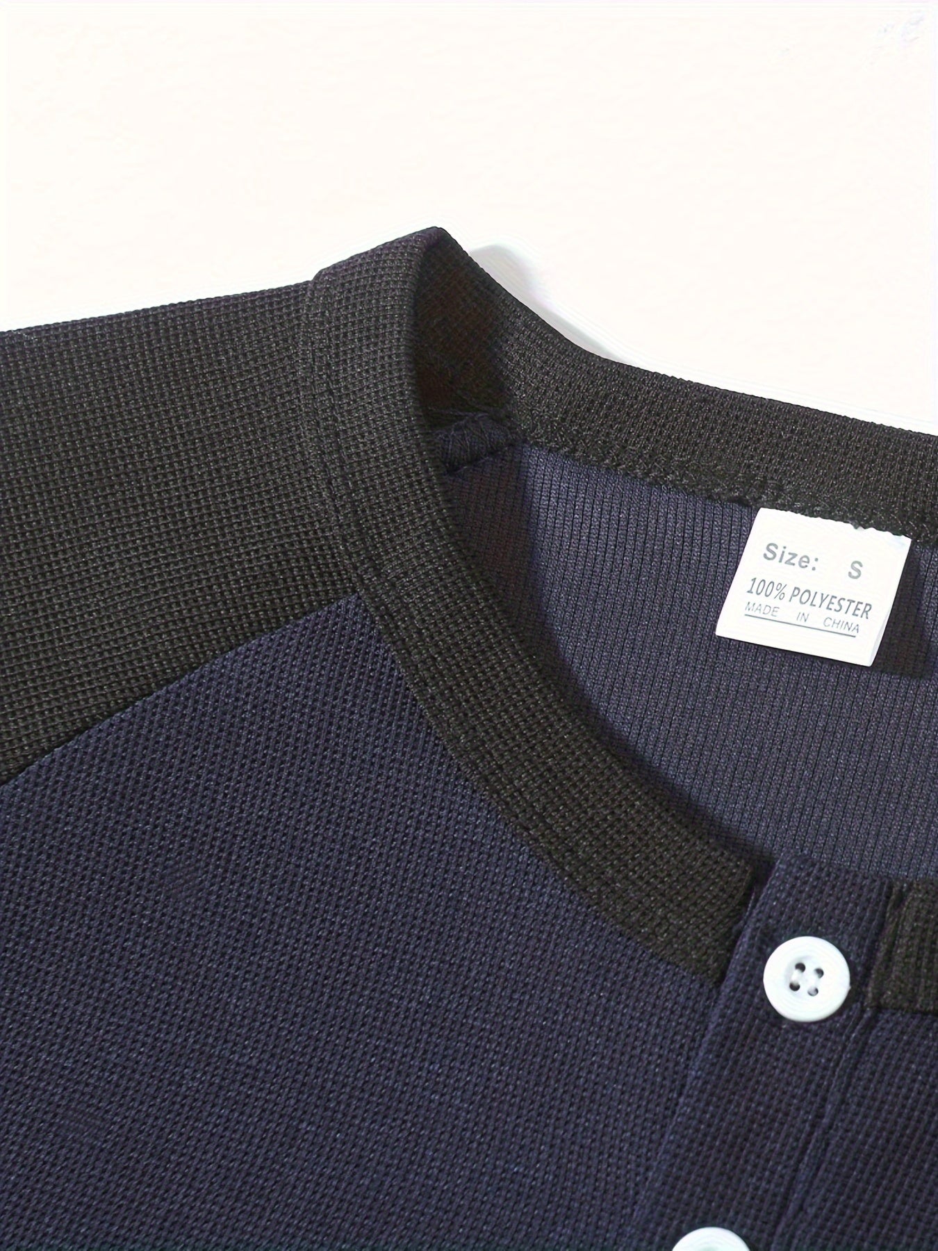 تي شيرت رجالي بأكمام طويلة ورقبة دائرية بقصة ضيقة مع نصف زر