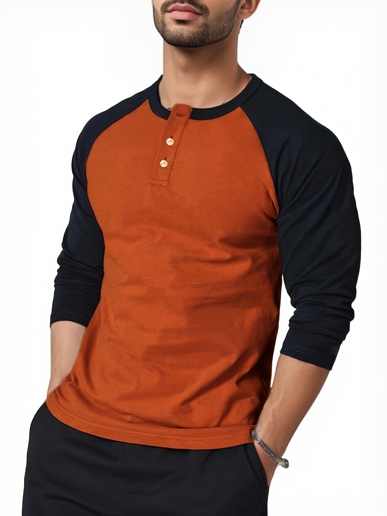 تي شيرت رجالي بأكمام طويلة ورقبة دائرية بقصة ضيقة مع نصف زر