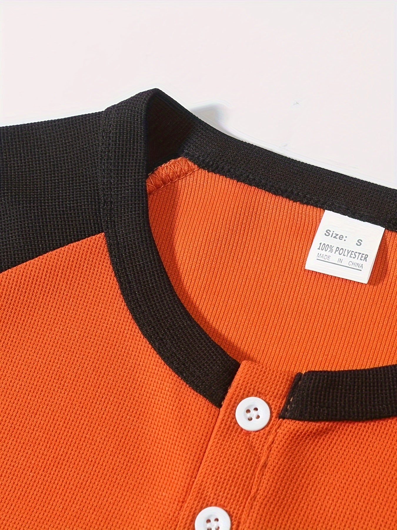 تي شيرت رجالي بأكمام طويلة ورقبة دائرية بقصة ضيقة مع نصف زر