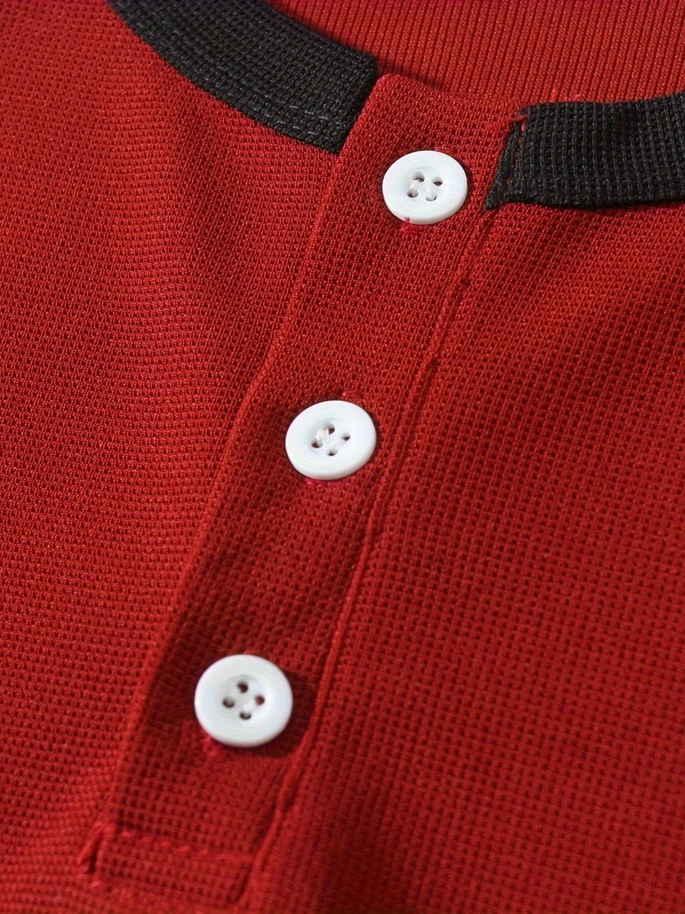 تي شيرت رجالي بأكمام طويلة ورقبة دائرية بقصة ضيقة مع نصف زر