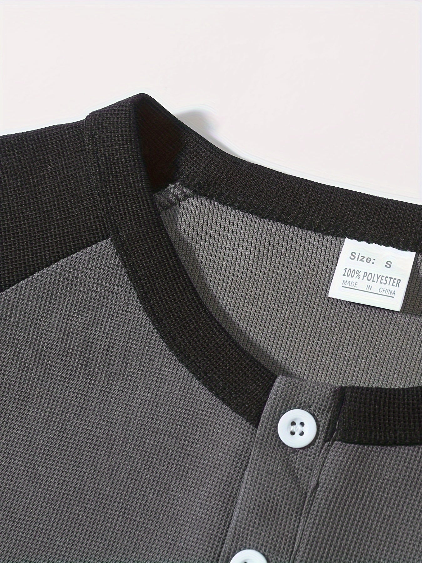 تي شيرت رجالي بأكمام طويلة ورقبة دائرية بقصة ضيقة مع نصف زر