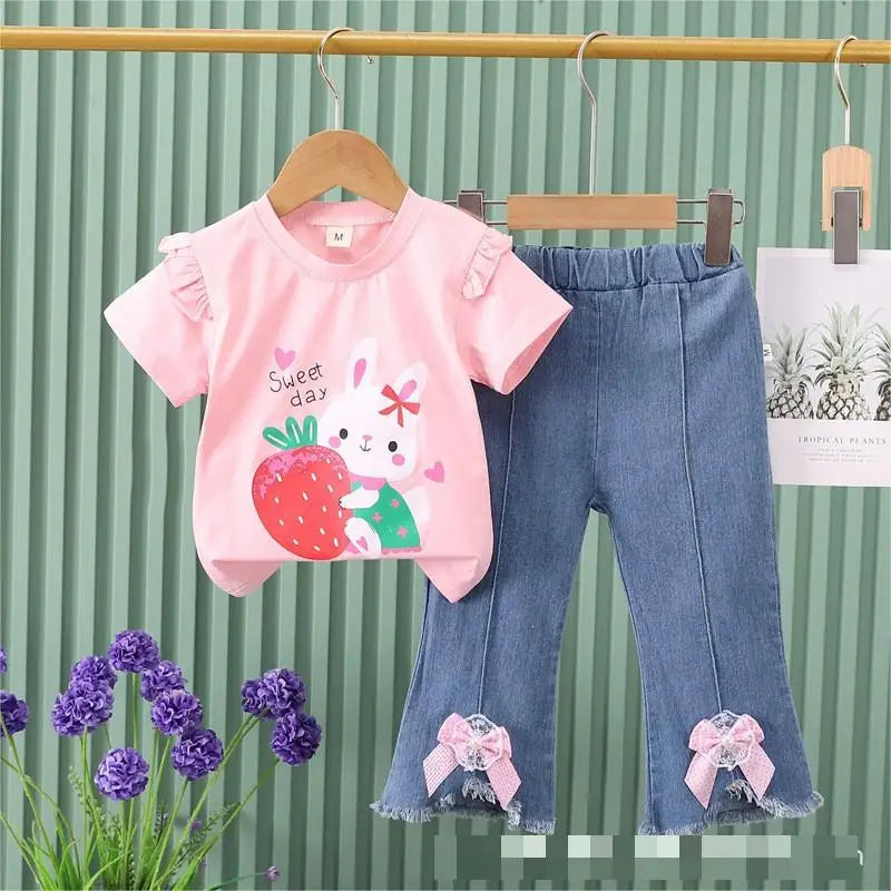 موضة 2025 صيف جديد cartoon print كاجوال ستايل أكمام قصيرة bow دينم pants children's two-piece بدلة