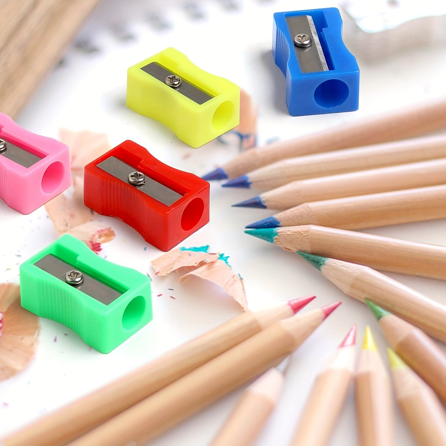 عبوة مكونة من 30 مبراة أقلام صغيرة محمولة