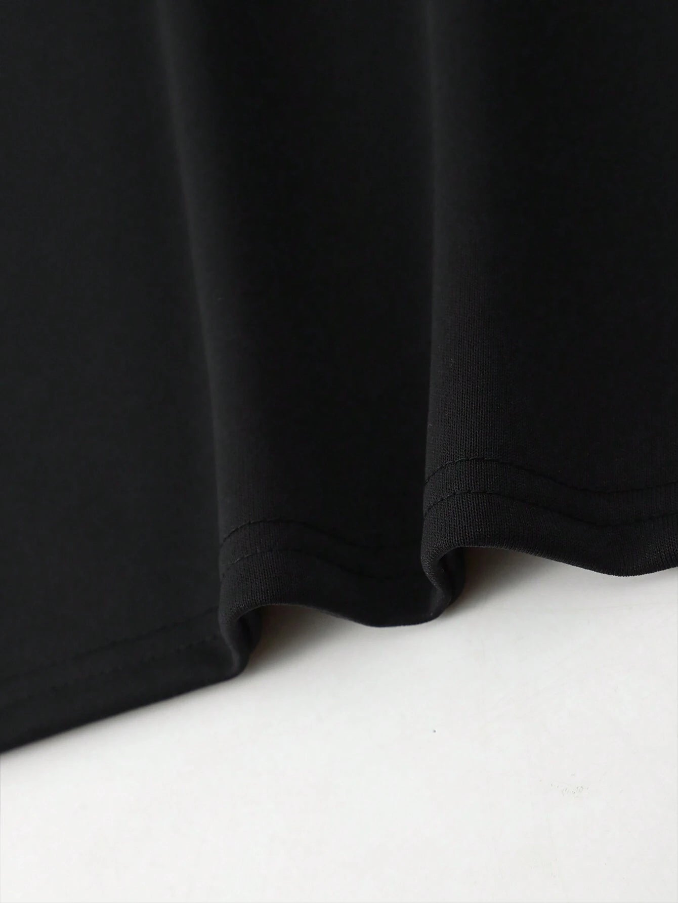 تي شيرت بكتف منسدل