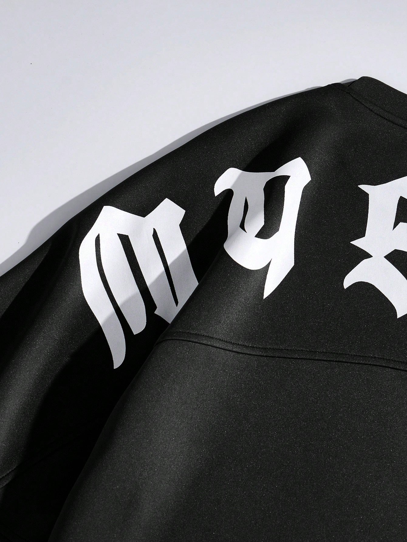 تي شيرت بطباعة أحرف للرجال