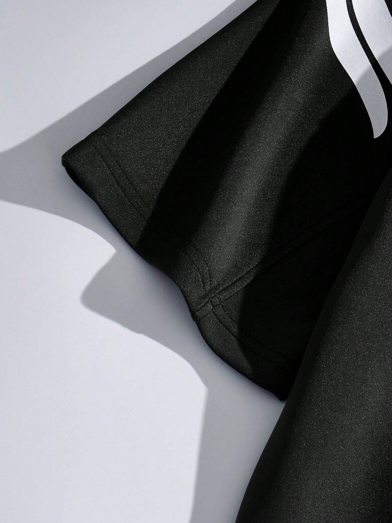 تي شيرت بطباعة أحرف للرجال