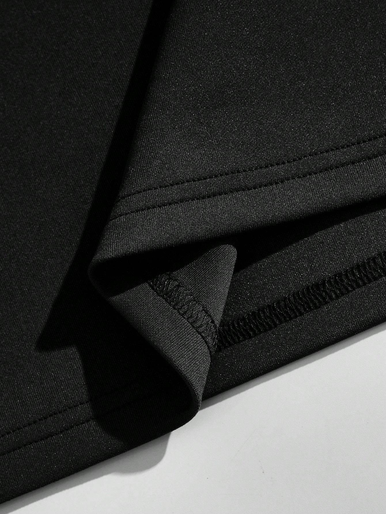 تي شيرت بطباعة أحرف للرجال