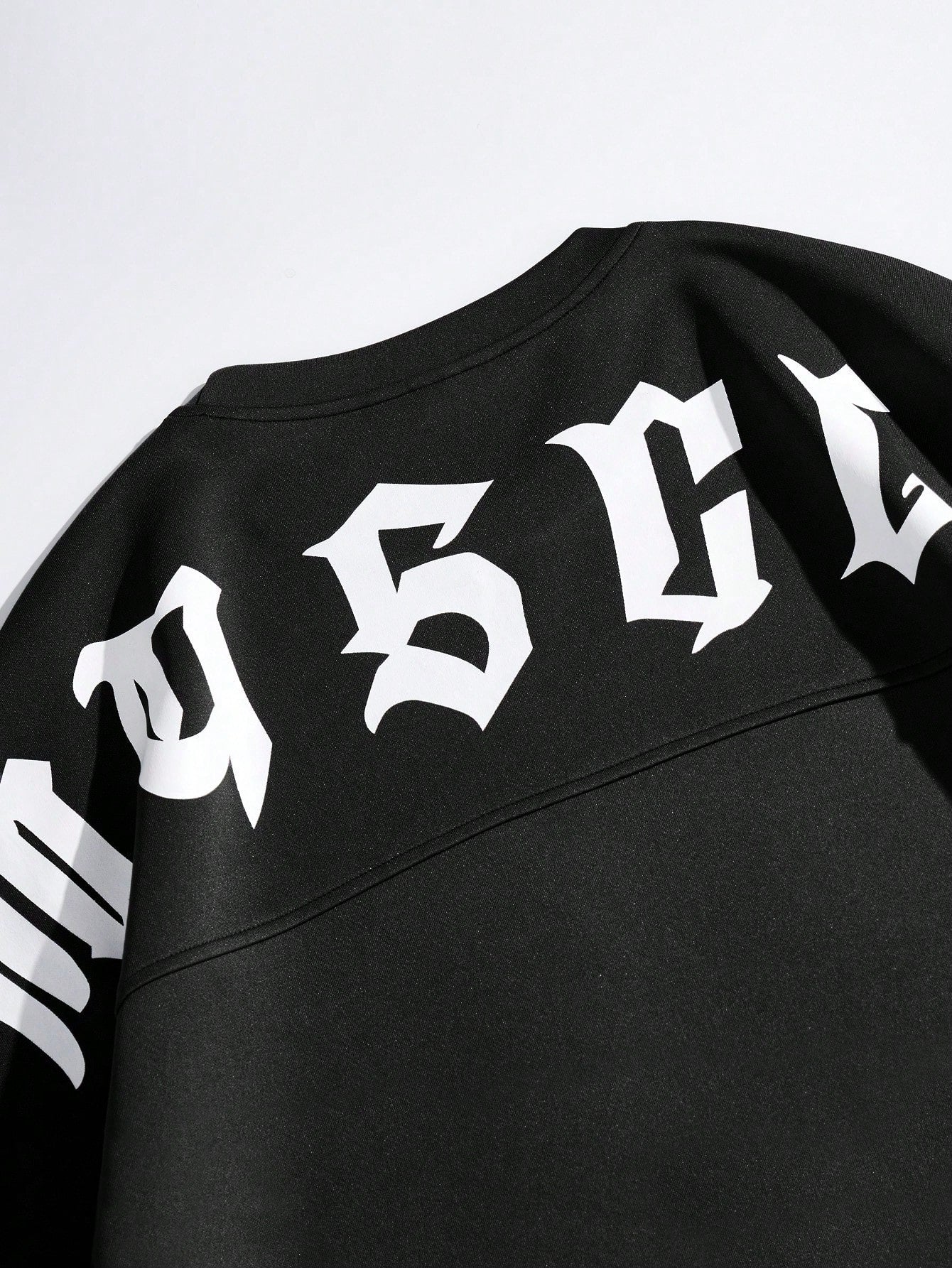 تي شيرت بطباعة أحرف للرجال