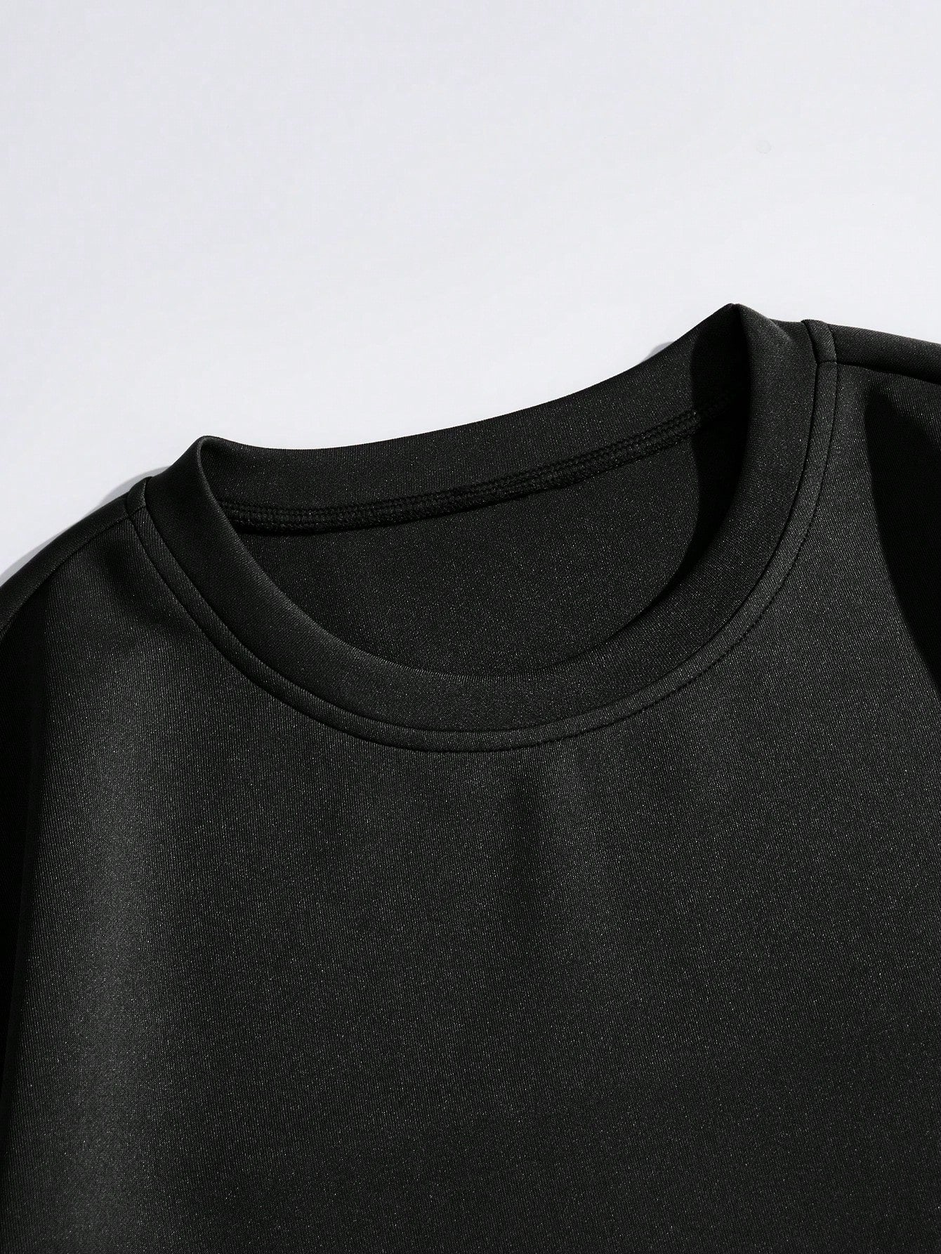 تي شيرت بطباعة أحرف للرجال