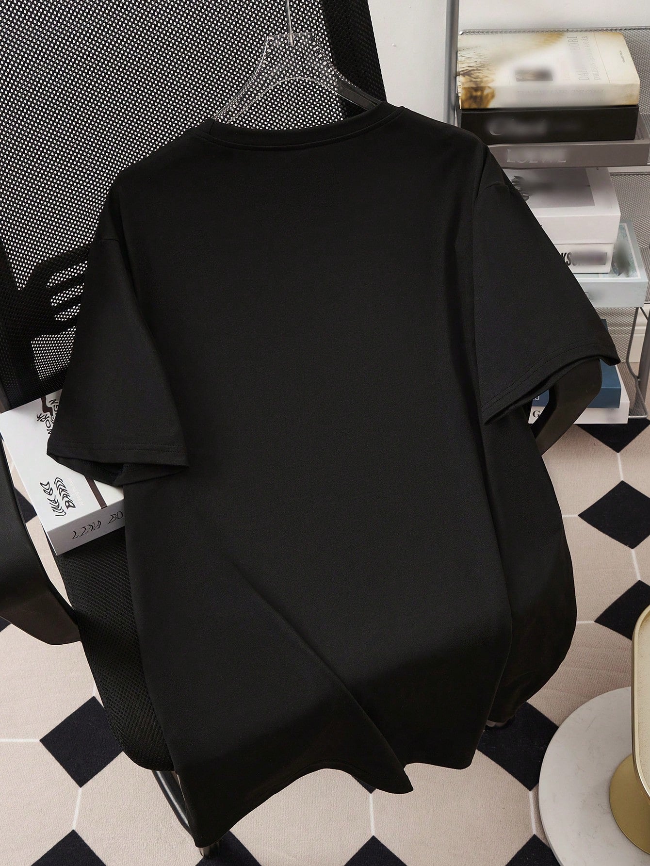 تي شيرت مطبوع برسم رجل وحرف ياباني