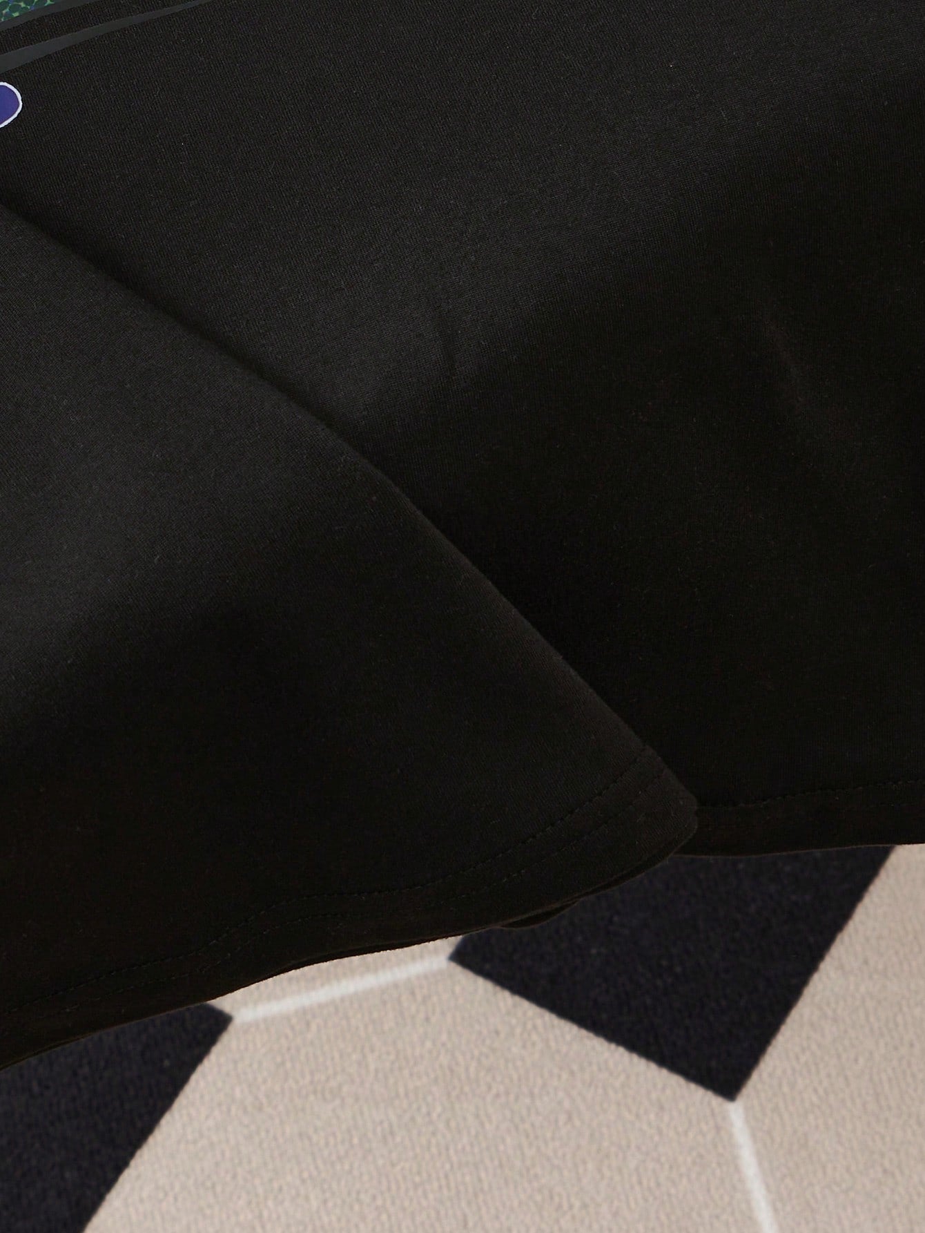 تي شيرت مطبوع برسم رجل وحرف ياباني