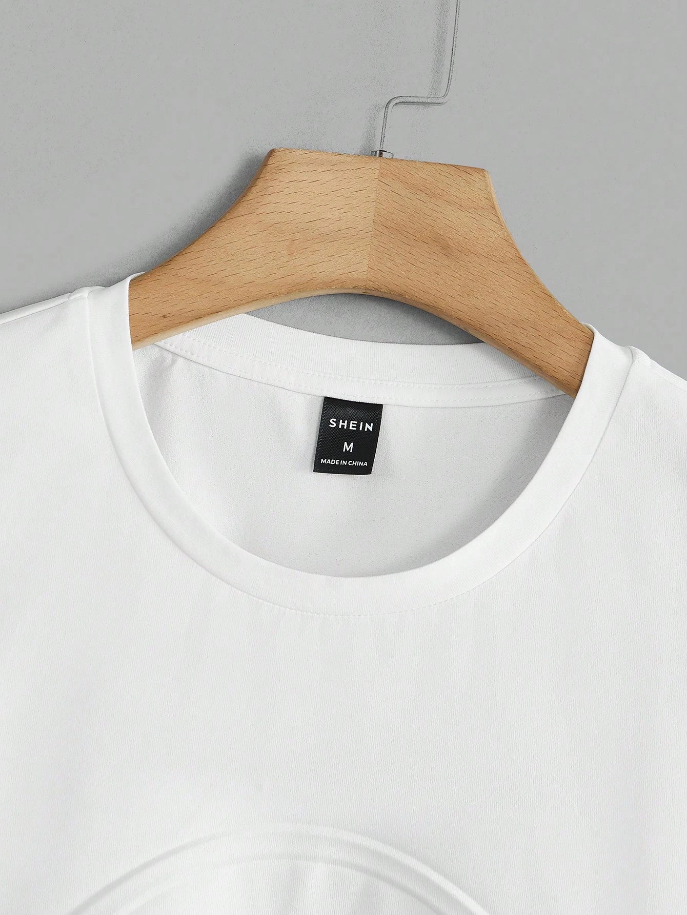 تي شيرت مطرز