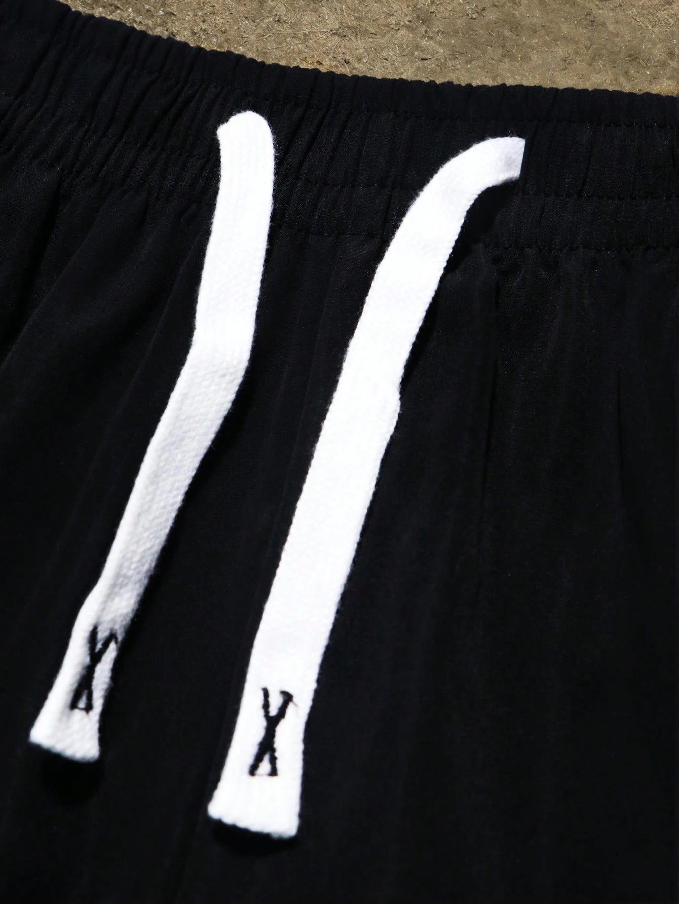 شورت رجالي كاجوال بخطوط وألوان سادة