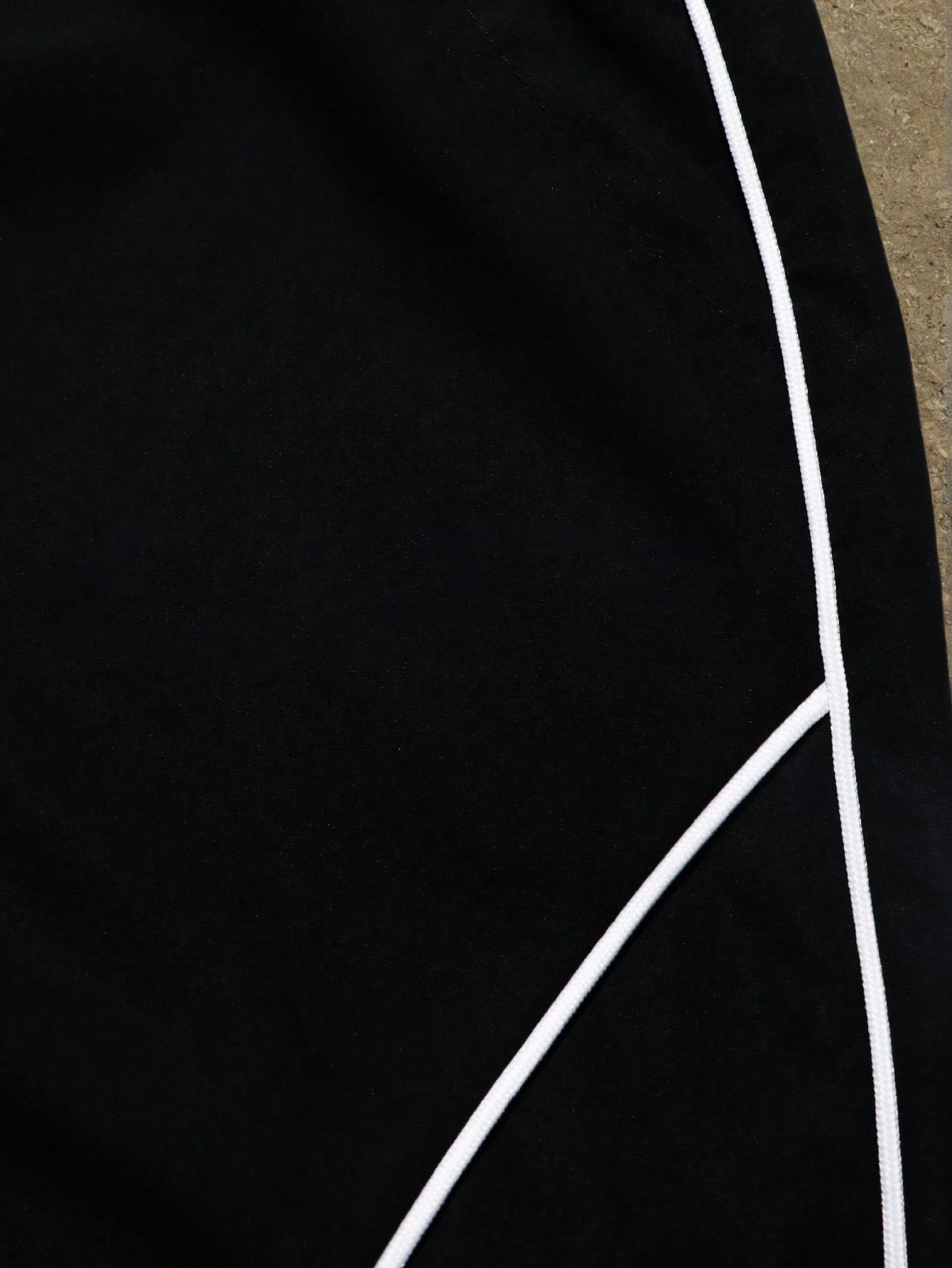 شورت رجالي كاجوال بخطوط وألوان سادة