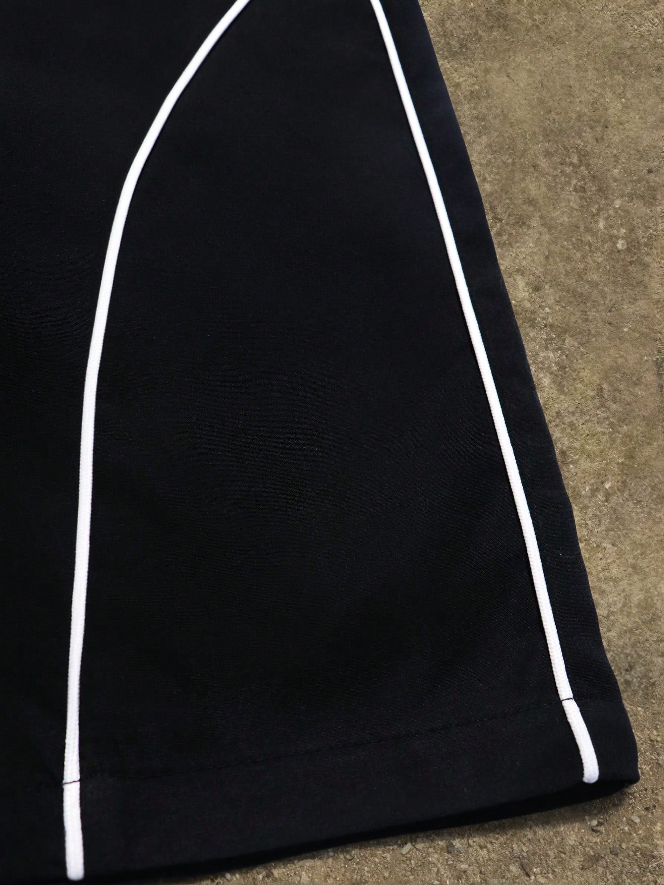 شورت رجالي كاجوال بخطوط وألوان سادة