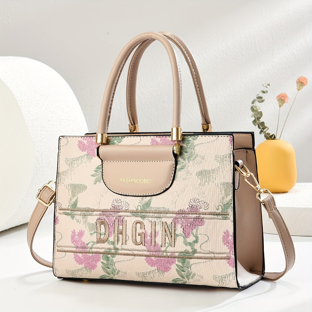 حقيبة يد نسائية أنيقة بطبعة زهور - حقيبة كروس سوداء وبيضاء من الجلد الصناعي مع إكسسوارات ذهبية اللون وبطانة بوليستر وحزام قابل للتعديل