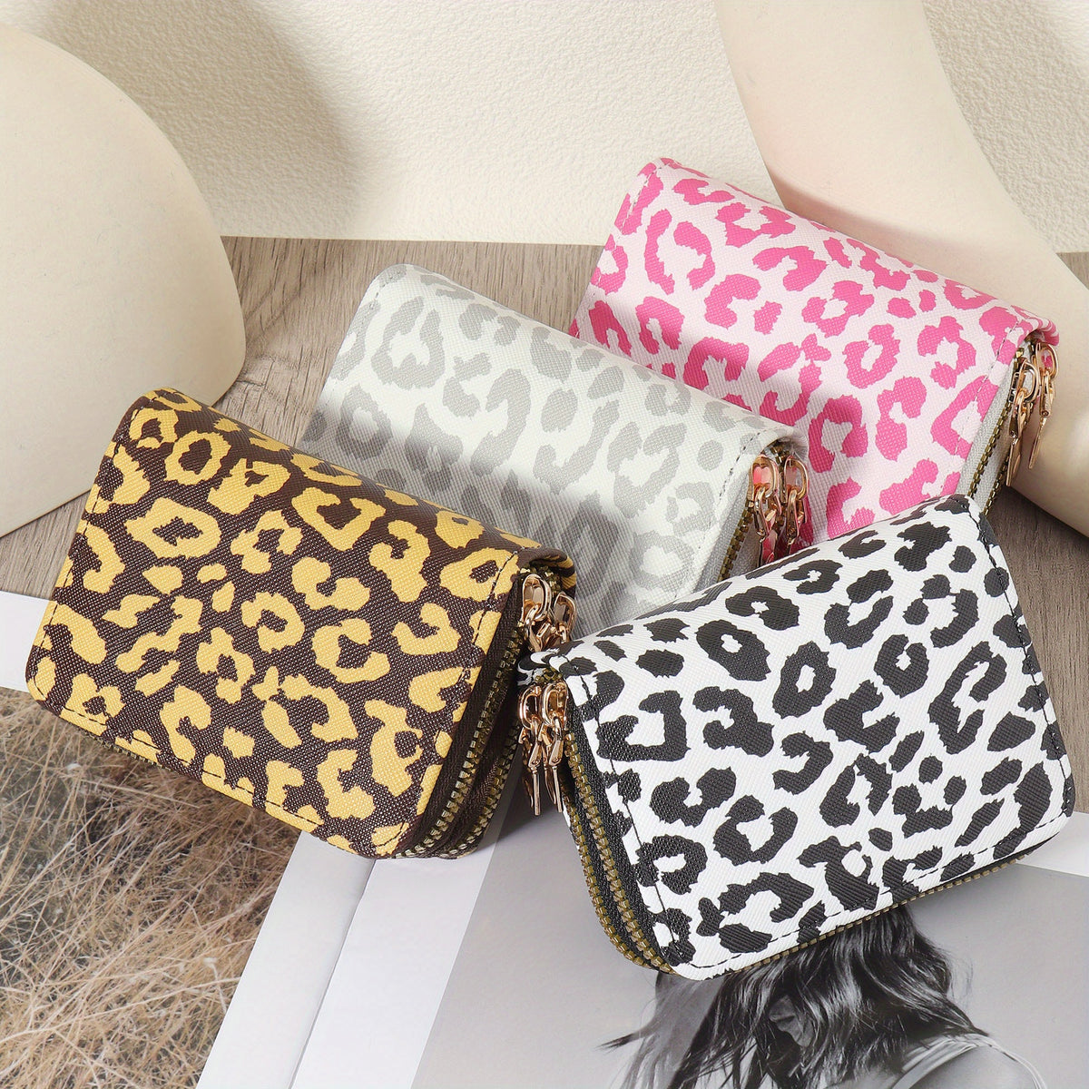 محفظة متعددة بطاقات بتصميم أنيق مع إغلاق مزدوج بسحاب - خفيفة الوزن ومتينة، مثالية للسفر والأنشطة الخارجية والاستخدام اليومي، محفظة يومية | تصميم مطبوع بنقشة الفهد | إغلاق بسحاب متين، محافظ