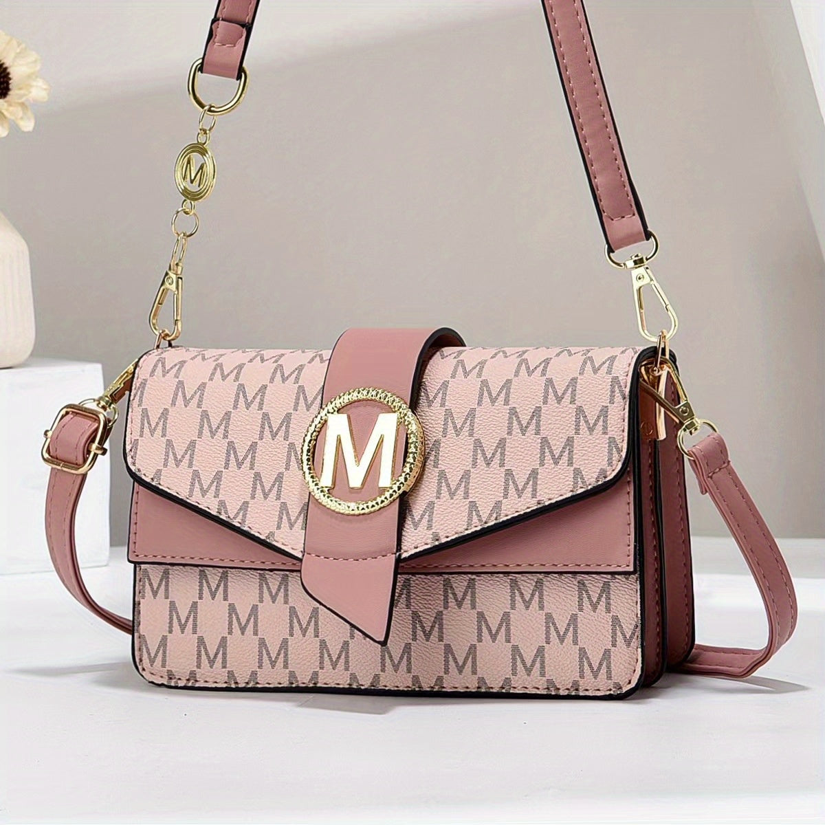 حقيبة كتف نسائية أنيقة بحزام قابل للفصل - بنية مع شعار "M" ذهبي، نمط هندسي، إغلاق مغناطيسي، تصميم عادي وأنيق، إكسسوار يومي | حقيبة نسائية أنيقة | حقيبة كروس بيد بإغلاق مغناطيسي