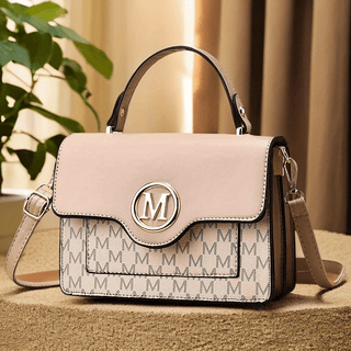 حقيبة كتف نسائية أنيقة - خفيفة الوزن بنقشة هندسية، تصميم وردي وأبيض، حزام قابل للتعديل، مثالية للاستخدام اليومي أو الخروجات العادية، مع حرف مونوغرام | مبطنة بالبولستر