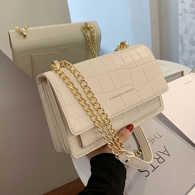 حقيبة كروسبودي بيضاء أنيقة مع حزام سلسلة ذهبي، تصميم مبطن، إغلاق بزر ضغط، وبطانة قماشية - مثالية للمناسبات العادية أو الرسمية، حقيبة كروس صغيرة