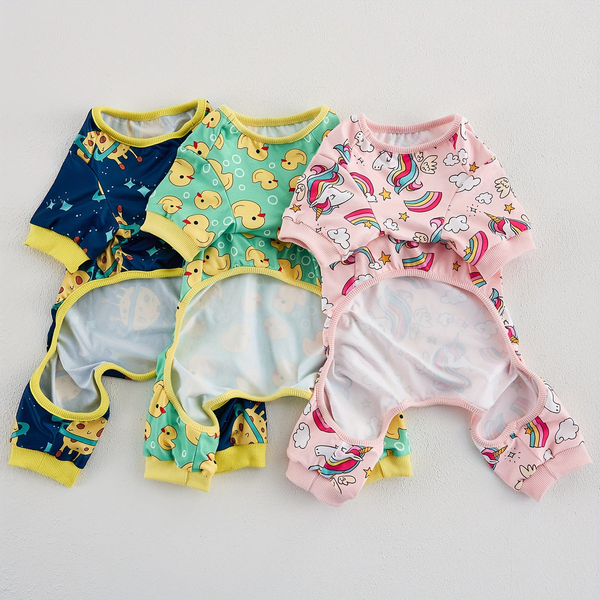 طقم بيجامات لطيفة للحيوانات الأليفة من 3 قطع للكلاب والقطط الصغيرة إلى المتوسطة - ملابس نوم ناعمة وتسمح بالتنفس مع تصاميم كرتونية ممتعة (وردي، أزرق، بني) - بدلة واحدة دافئة لجميع الفصول، ملابس الحيوانات الأليفة لكل موسم | بدلة حيوانات أليفة بقلنسوة | ملاب