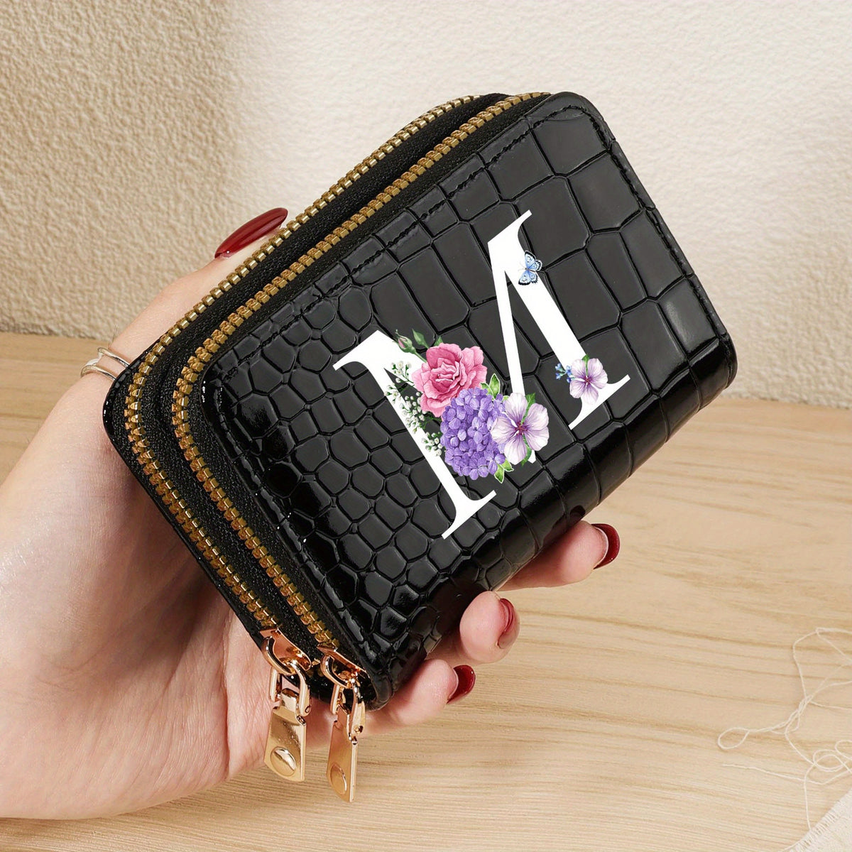 محفظة نسائية بطباعة حروف A-Z بنقشة تمساح مع سحاب مزدوج - خفيفة الوزن ببطانة نايلون، مثالية للسفر والخروجات اليومية (أبيض)