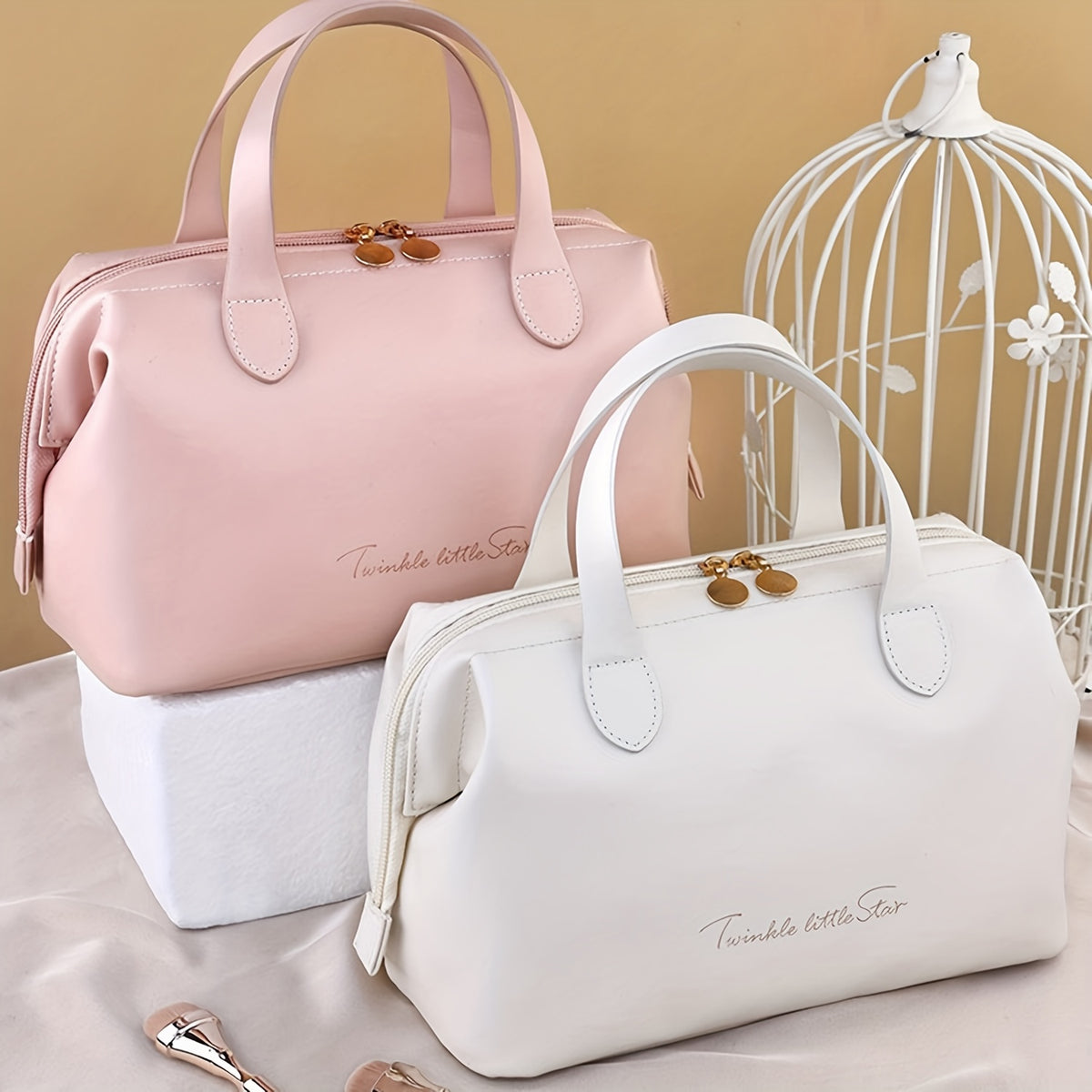 حقيبة تخزين كبيرة الحجم وعصرية لمستحضرات التجميل بتصميم فاخر وأنيق مناسب للسفر ولوازم النظافة.