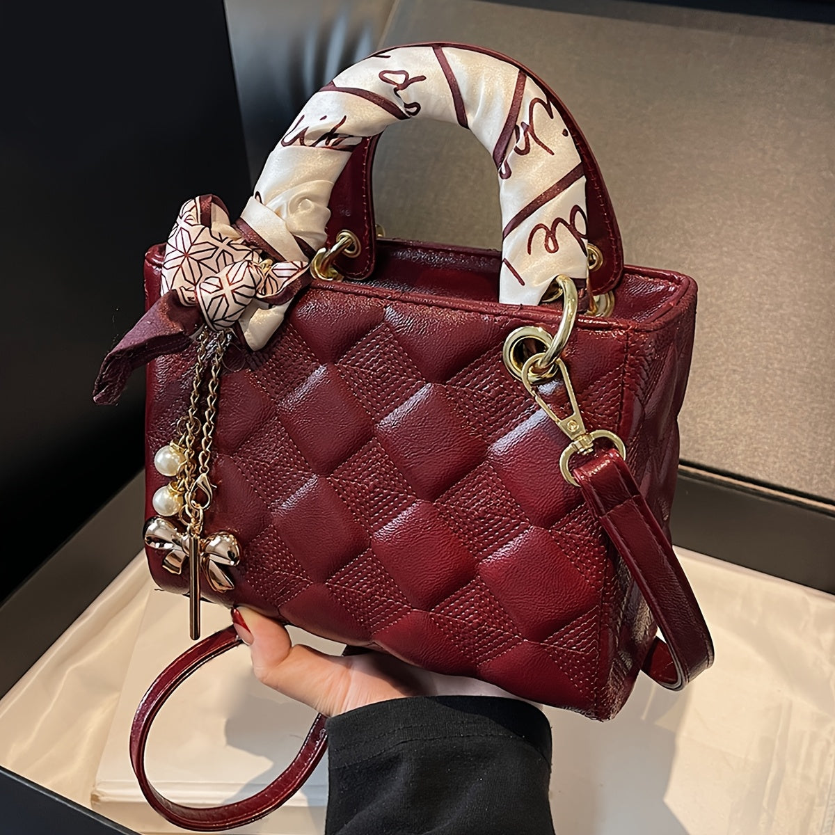 حقيبة يد أنيقة بتصميم ماسي، مزينة بوشاح، ربطة، وقلادة لؤلؤ. هذه الحقيبة الكتف الجديدة عالية الجودة تتميز بأناقتها وبساطتها، كما يمكن استخدامها كحقيبة صدر متعددة الاستخدامات بتصميم فريد، مما يجعلها هدية مثالية للصديقات في المناسبات الرومانسية