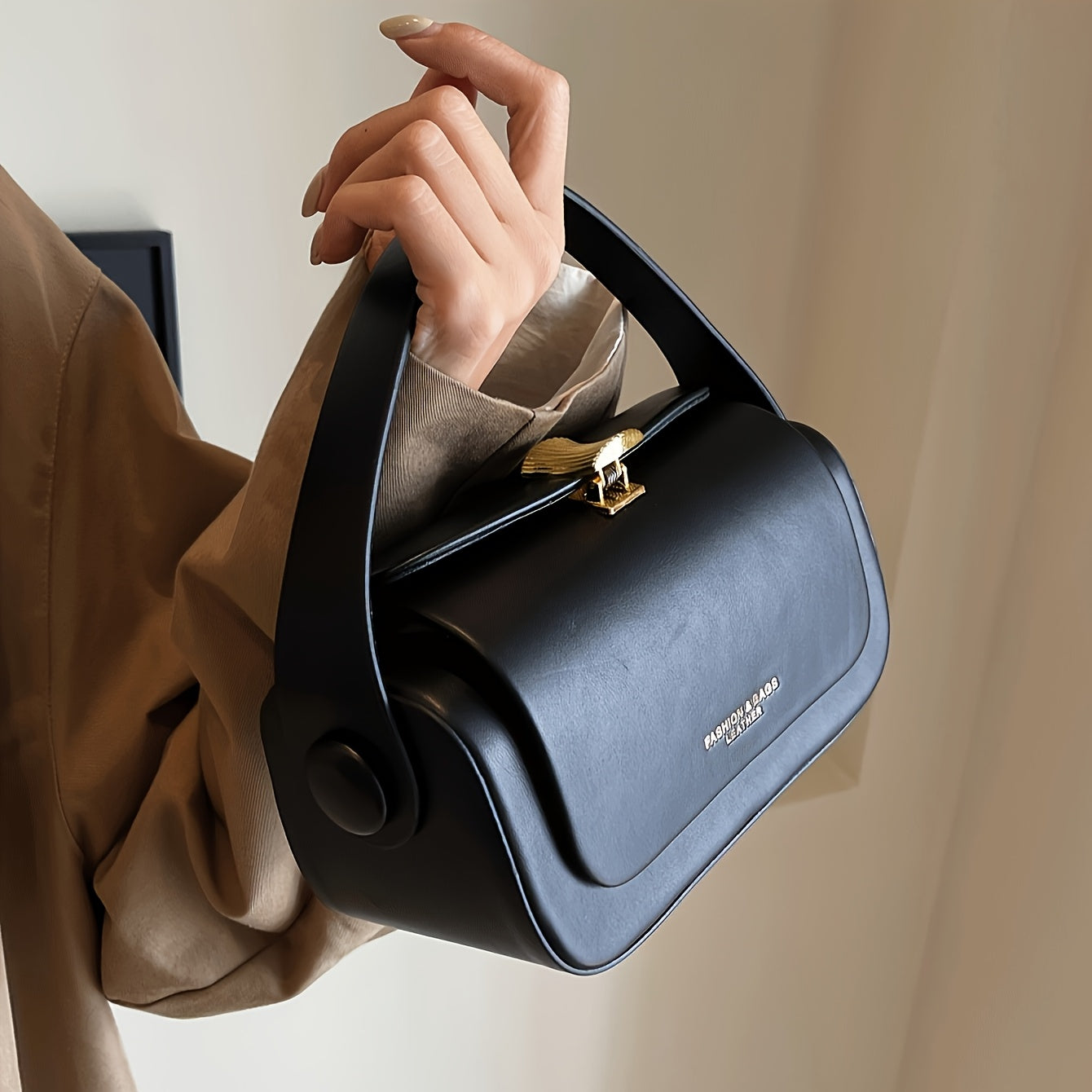 حقيبة يد أنيقة من الجلد الصناعي الأسود مع أدوات ذهبية اللون، إغلاق آمن بإبزيم - حقيبة صغيرة أنيقة للنساء، مثالية للسفر والتسوق والتنقل والحفلات، حقيبة كروسبودي