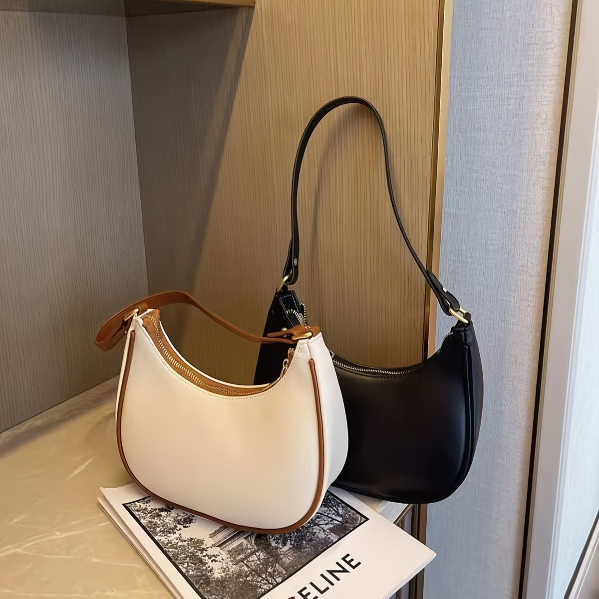 حقيبة كتف نسائية عتيقة بتصميم هلال - حقيبة كروس بودي بحزام قابل للتعديل، إغلاق بسحاب ولمسات زخرفية، حقيبة يد بيضاء/سوداء مينيمالية للإطلالات الكاجوال والرسمية، حقيبة تحت الإبط | نسيج ناعم