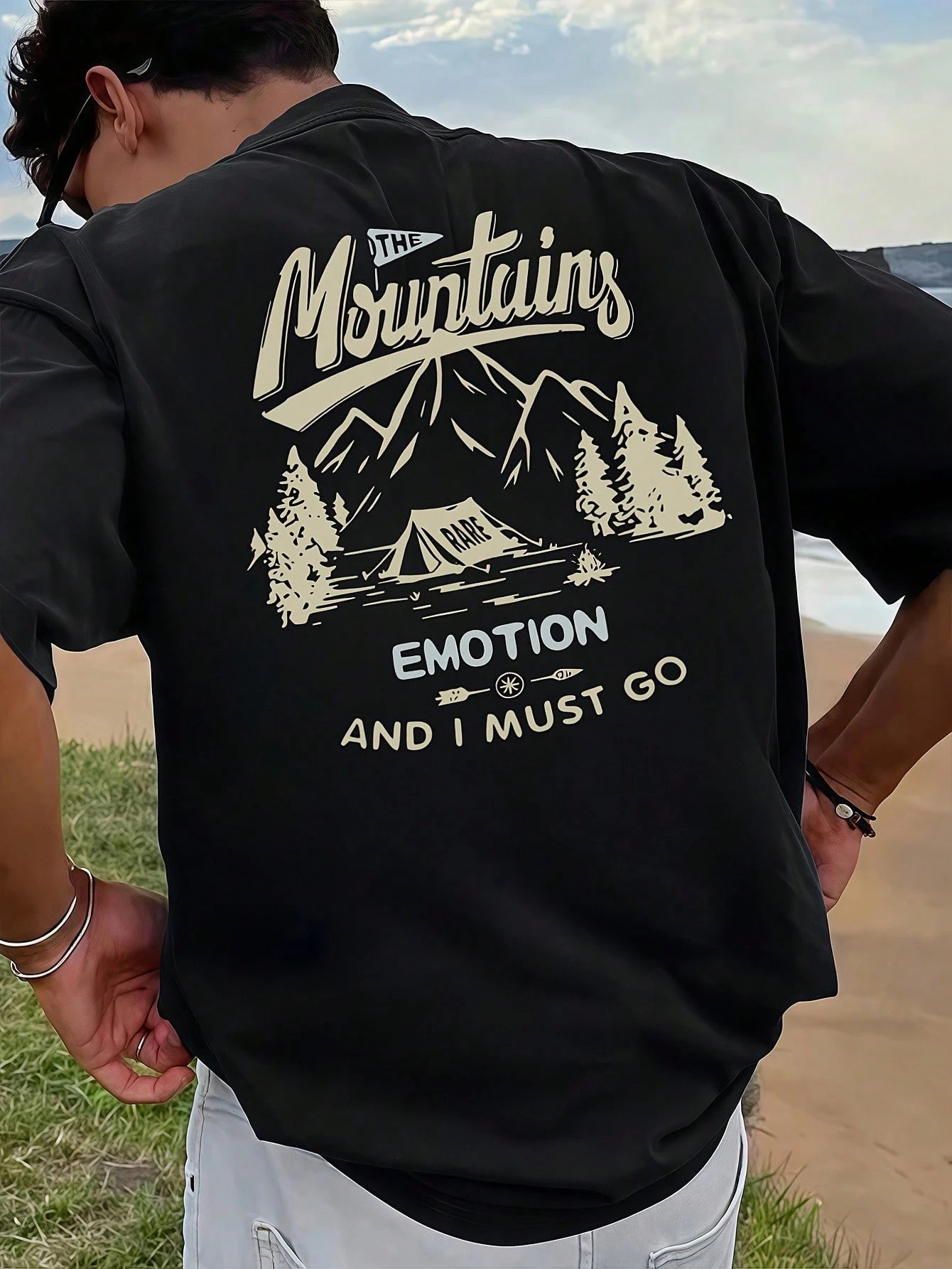 تي شيرت نصف كم مطبوع بشكل عصري بأسلوب مريح