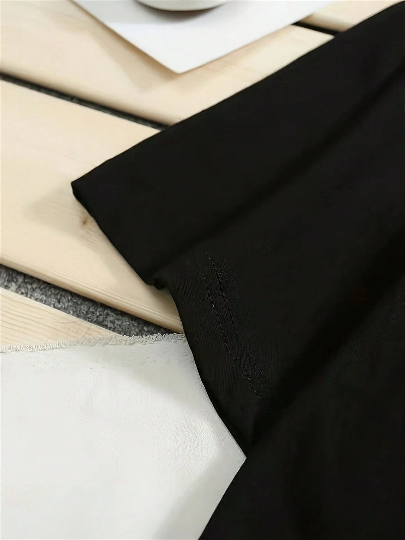 تي شيرت نصف كم مطبوع بشكل عصري بأسلوب مريح