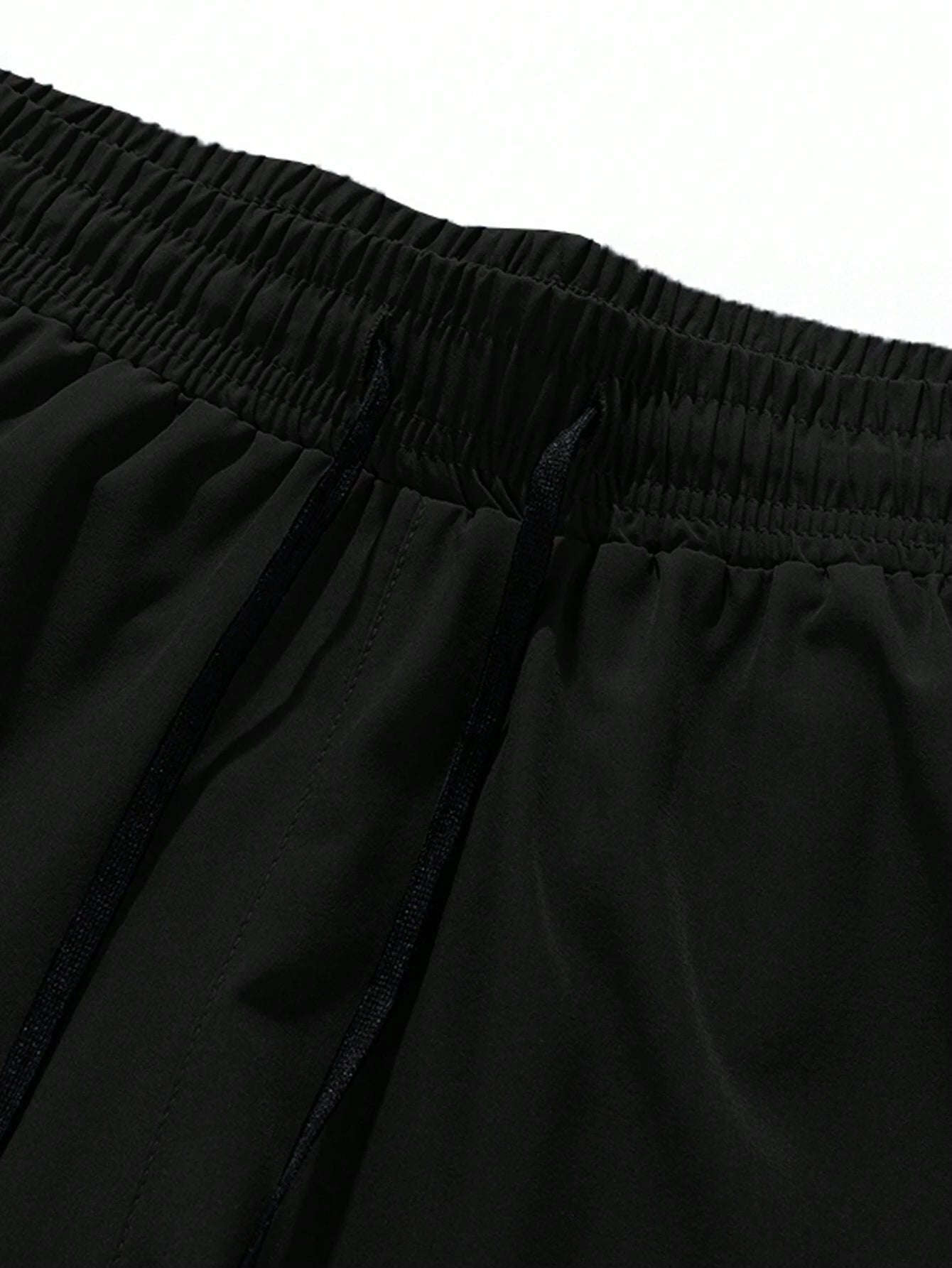 شورت رجالي ذو لون أساسي