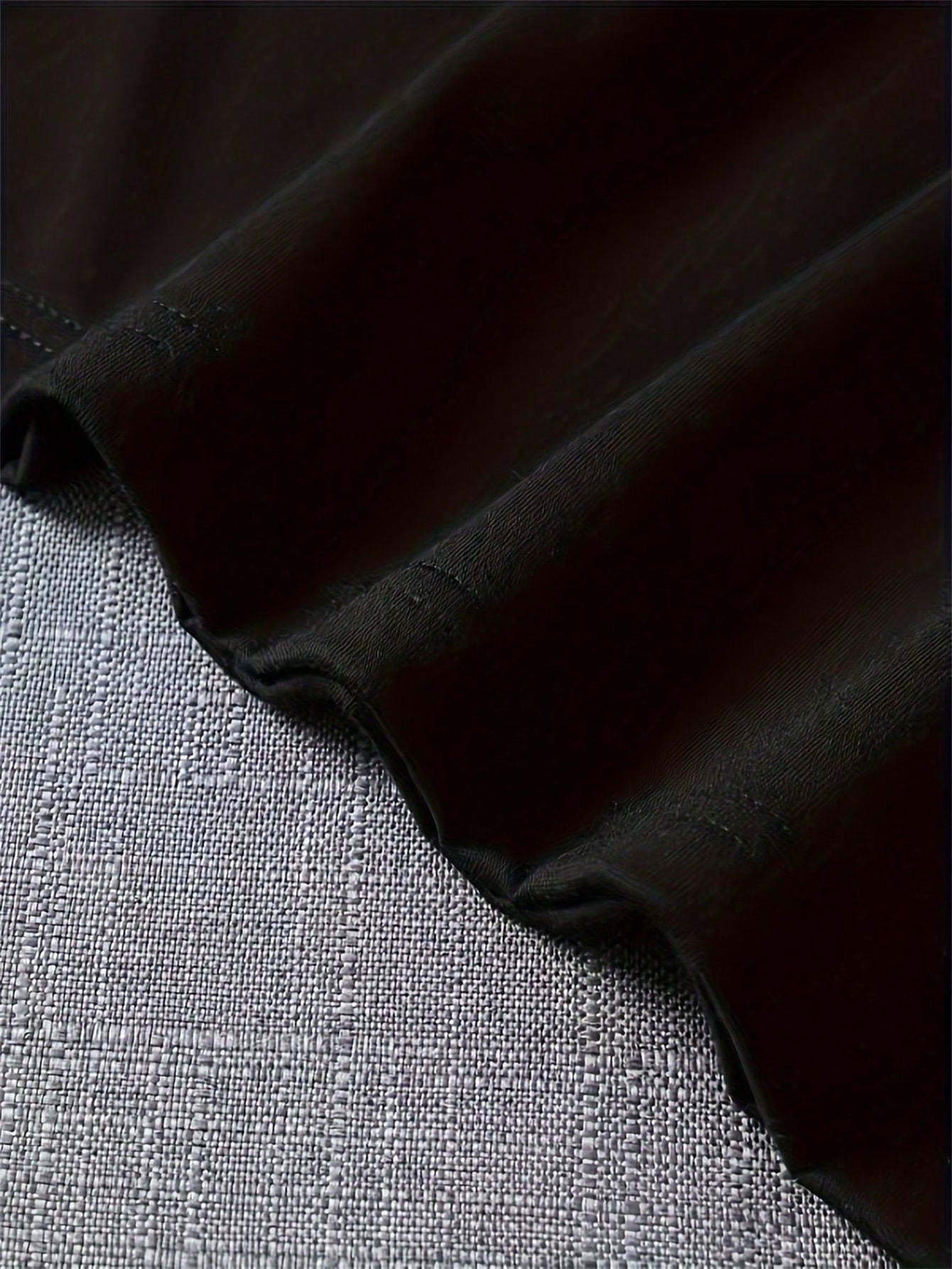 تي شيرت نصف كم مطبوع بشكل عصري بأسلوب مريح