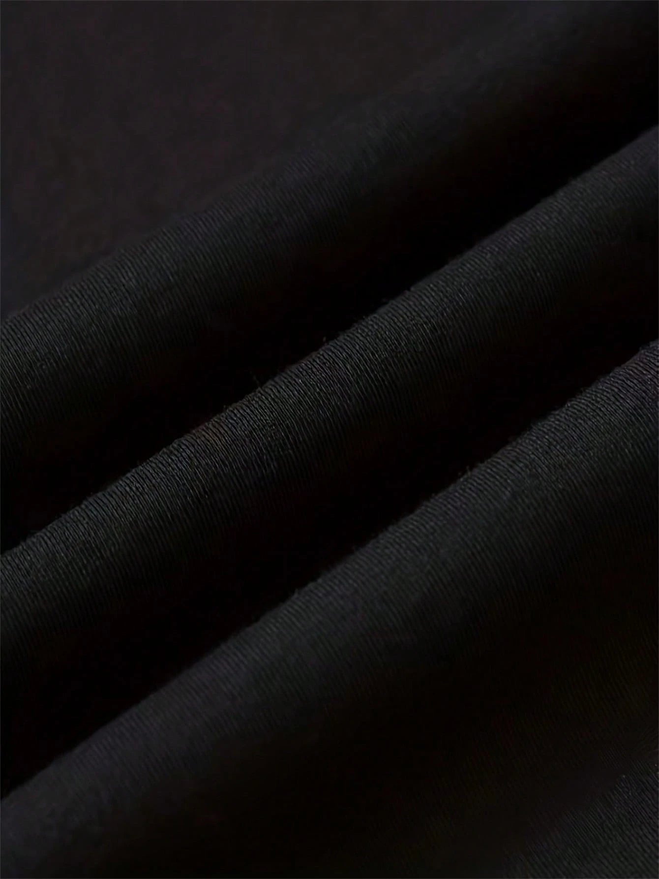 تي شيرت نصف كم مطبوع بشكل عصري بأسلوب مريح