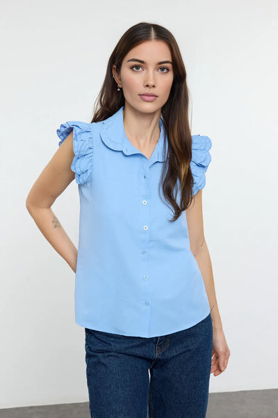 قميص منسوج باللون الأزرق مع تفاصيل تطريز على الكتف والرقبة TWOSS22GO0234