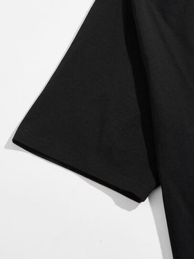 SHEIN طقن بيجامة سروال قصير مخطط مربعات مع لباس علوي جرافيك عبارة للرجال