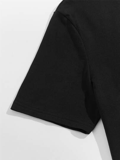 SHEIN طقم بيجامة شورت مع لباس علوي بجيب مرقع بطباعة مربع النقش للرجال