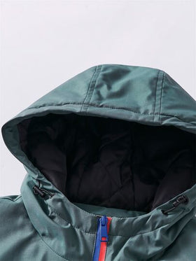 Manfinity Homme معطف رياضي خفيف الوزن مع سحاب نصفي وغطاء للرأس، ذو تصميم ألوان متباينة ومطرز بحرف، مناسب للخروج والنشاطات الرياضية، هدية مناسبة للأصدقاء والأزواج والأحباء، معطف رجالي مع غطاء للرأس، ملابس خارجية رجالية، معطف رجالي ذو ألوان متباينة، مناسب ل