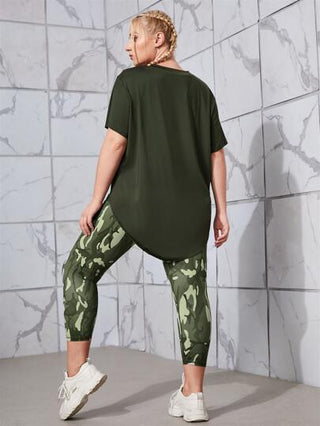 SHEIN Sport Studio مجموعة ملابس تمرين للنساء مقاسات كبيرة مكونة من بلوزة رياضية من القماش المنفذ للهواء والمطاطي مع سروال رياضي
