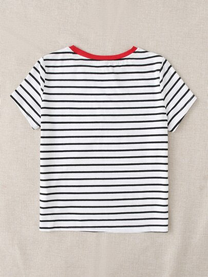 EZwear تي شيرت مطرز قلب بألوان متباينة وخطوط سوداء وبيضاء بأكمام قصيرة مناسب